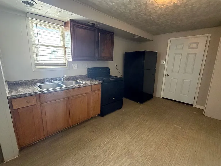 564 Salem Ave — Photo 4