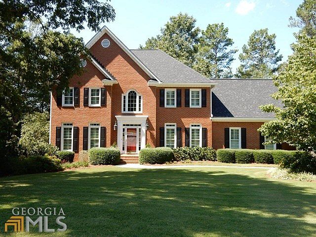 Beautiful 6 BR, 4 Bath Brick Front Home on Basement on Golf Course
