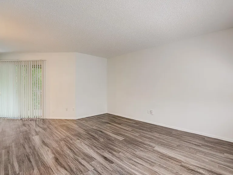 The Oaks Apartments — Photo 35