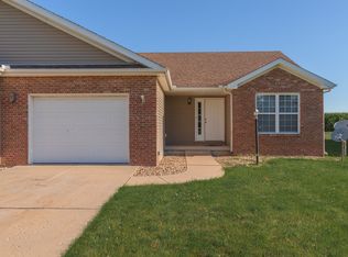 114 W 10th St #A, Gridley, IL 61744