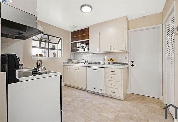 2nd image of 25655 Calaroga Ave