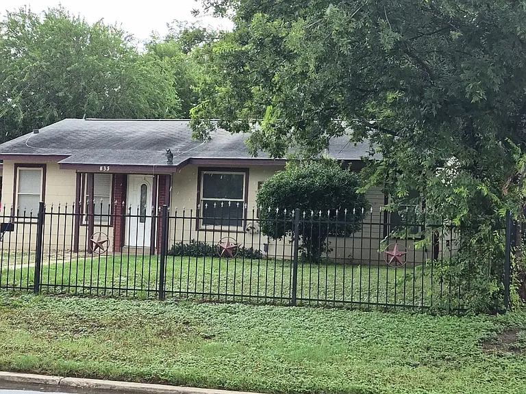 835 Utopia Ln — Photo 1