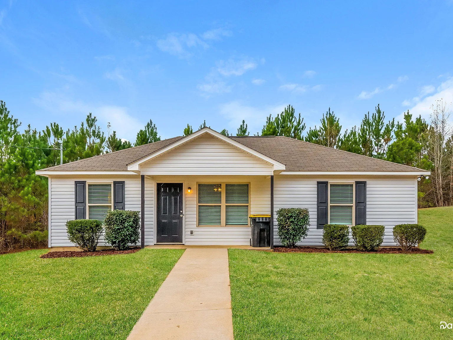 3 bed, 2.0 bath, 1012 sqft, $1,340 — Photo 1