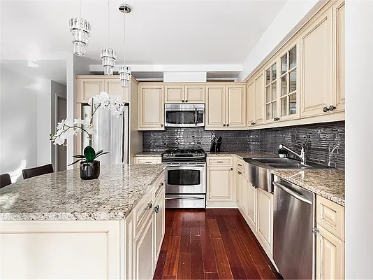 Sold by Warburg | media 21