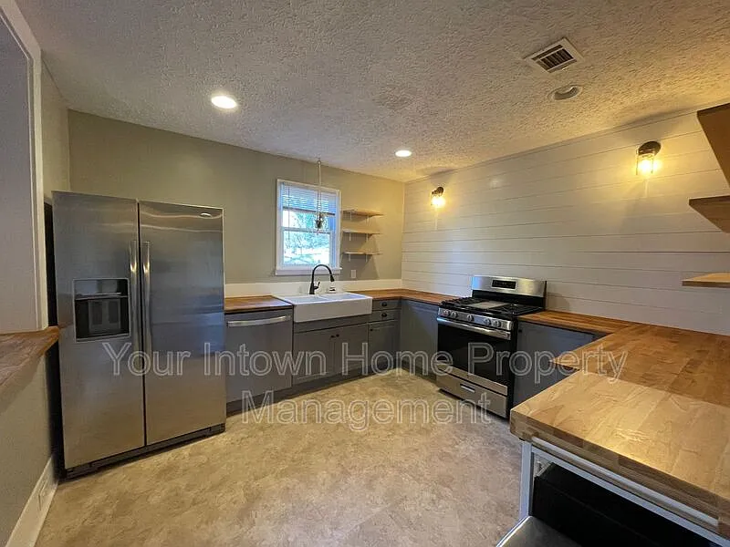 3 bed, 2.0 bath, 1388 sqft, $2,300 — Photo 2