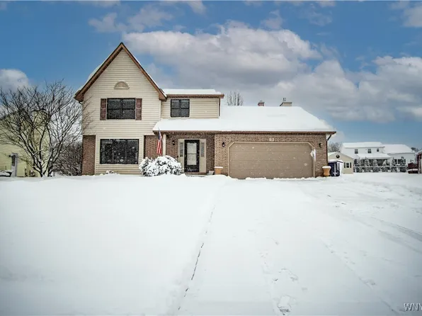 3 Fieldstone Ln, Lancaster, NY 14086