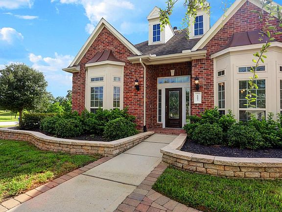 GREAT ARCHITECTUAL DETAILS ON FRONT OF HOME