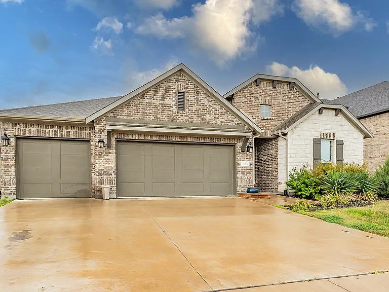 727 Mahogany Ln — Photo 2