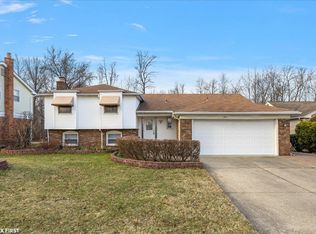 1831 N Lake Dr, Troy, MI
