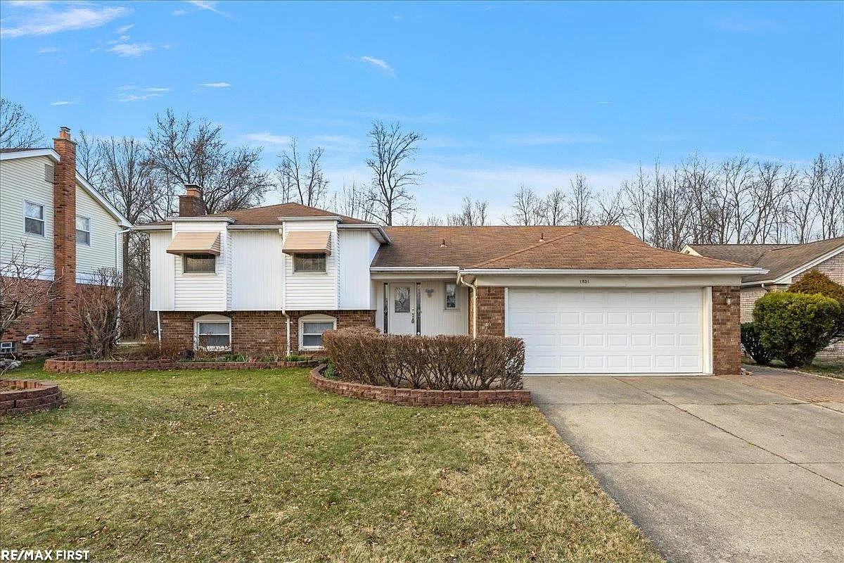 1831 N Lake Dr photo 1