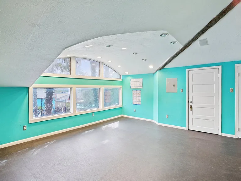 The Metropolis Apartments — Photo 49
