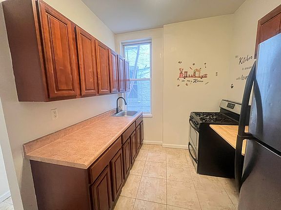 4th image of 2537 Church Ave APT 1R