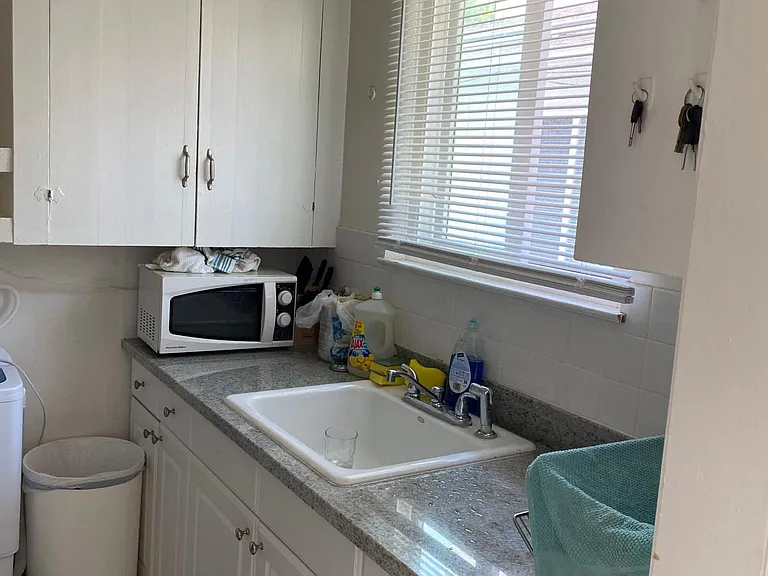 2087 El Camino Real — Photo 3