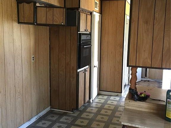 3rd image of 2413 Miriam Ln
