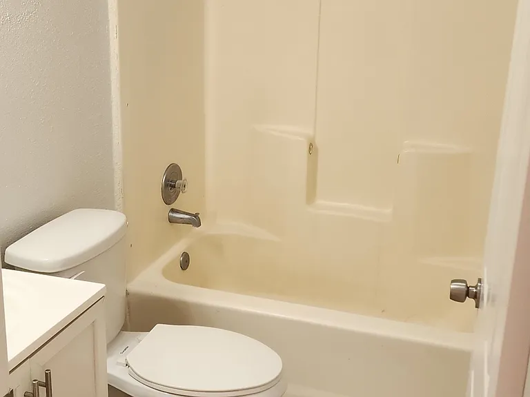 Elm Tree Estates Apartments — Photo 15