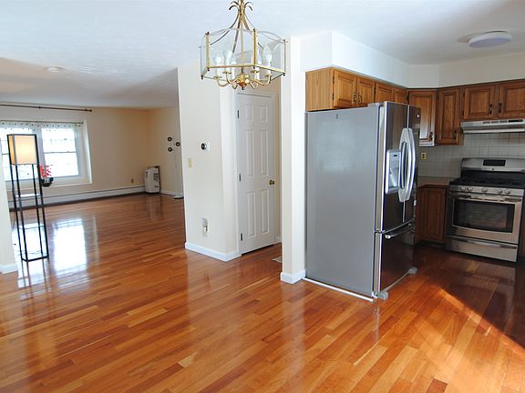 4th image of 74 Stillwater Dr