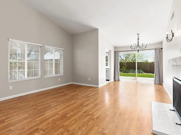 2975 Lexington Cir — Photo 7