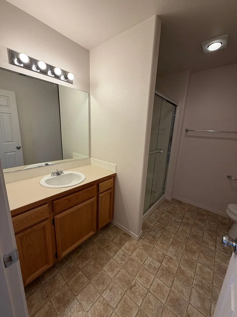 3 bed 3.5 bath townhome in central rd 68 location — Photo 4