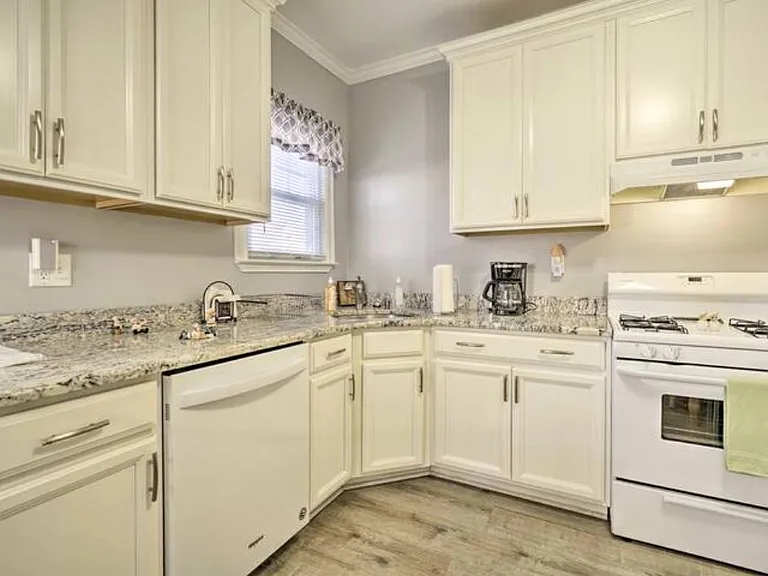317 Elberon Ave — Photo 2