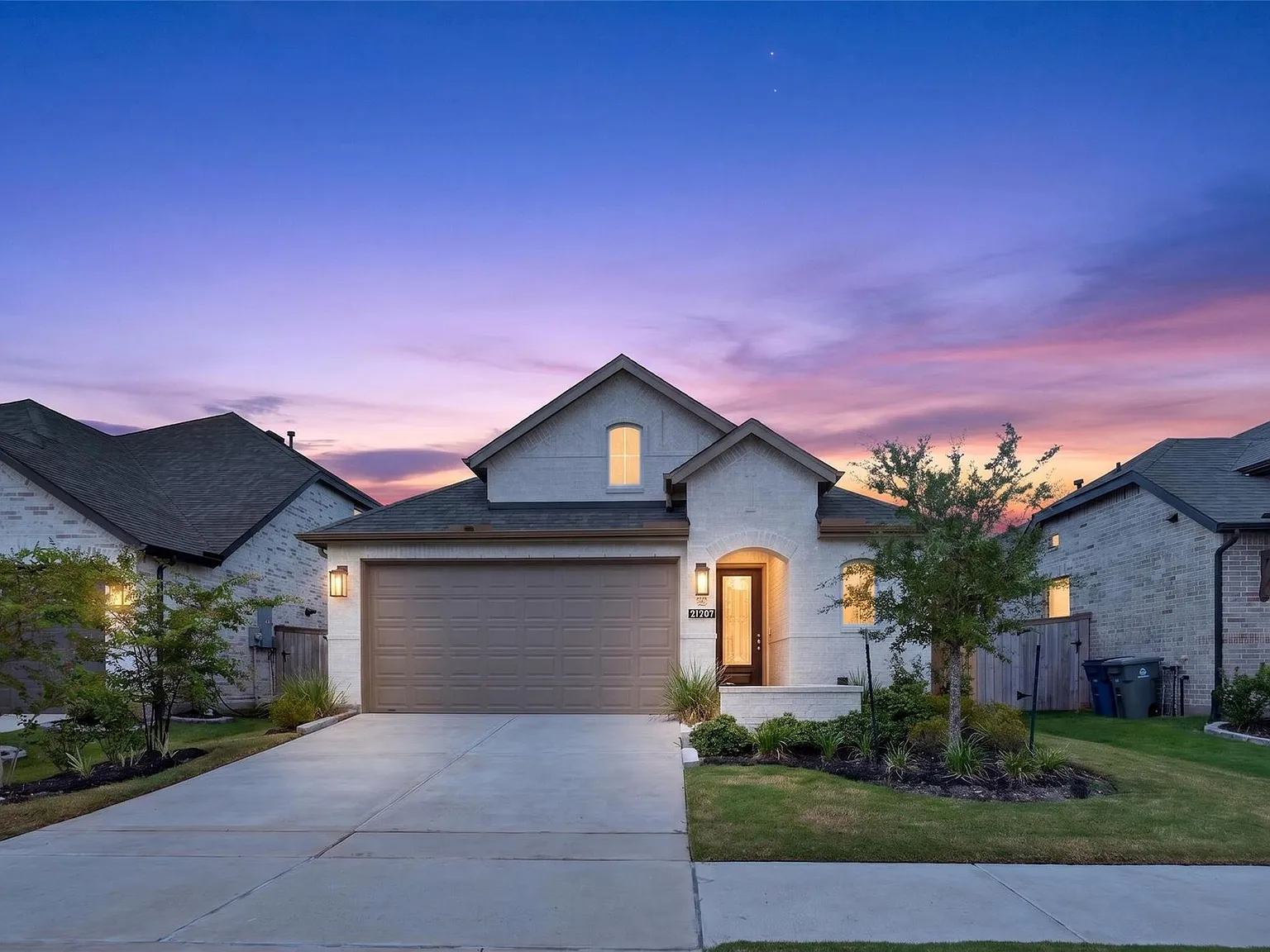 3 bed, 2.5 bath, 1988 sqft, $2,800 — Photo 1