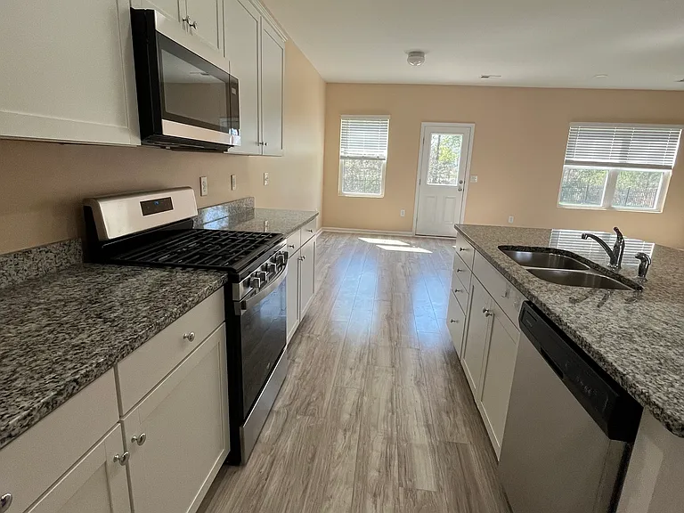 3076 Ellesmere Cir — Photo 7
