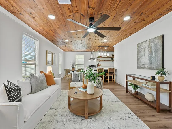 4907 Alamo Dr, Galveston, TX 77551