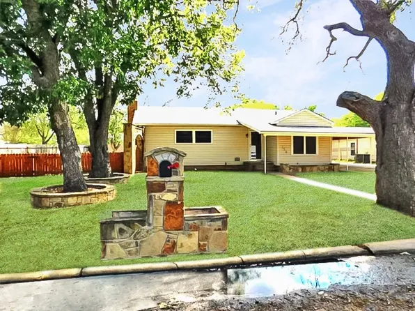 135 Summitt Ave, Graham, TX 76450