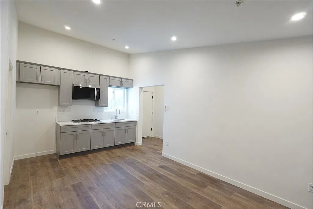 2 bed, 1.5 bath, 900 sqft, $2,750 — Photo 3