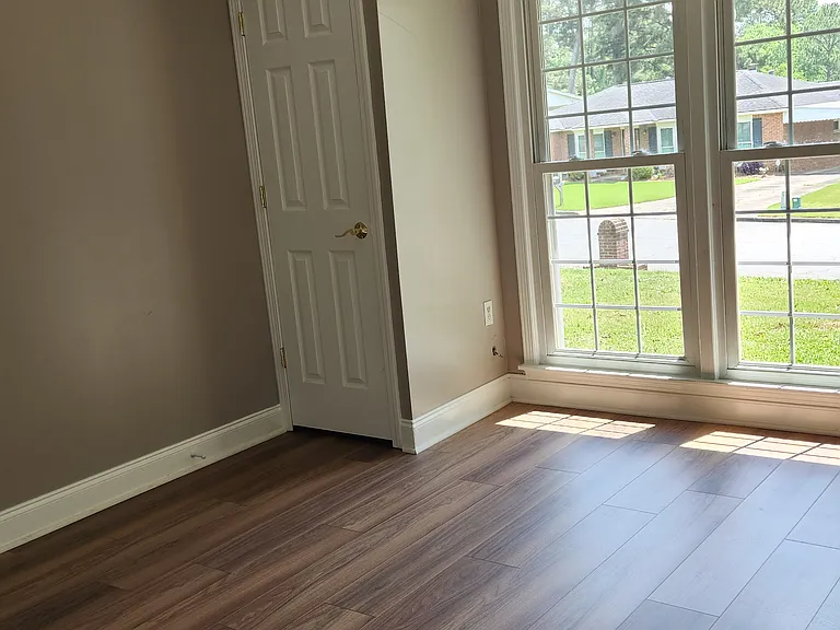 6452 Malibu Dr — Photo 17