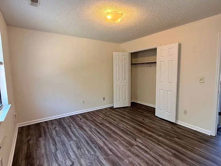 Ivy Court Apartments — Photo 11