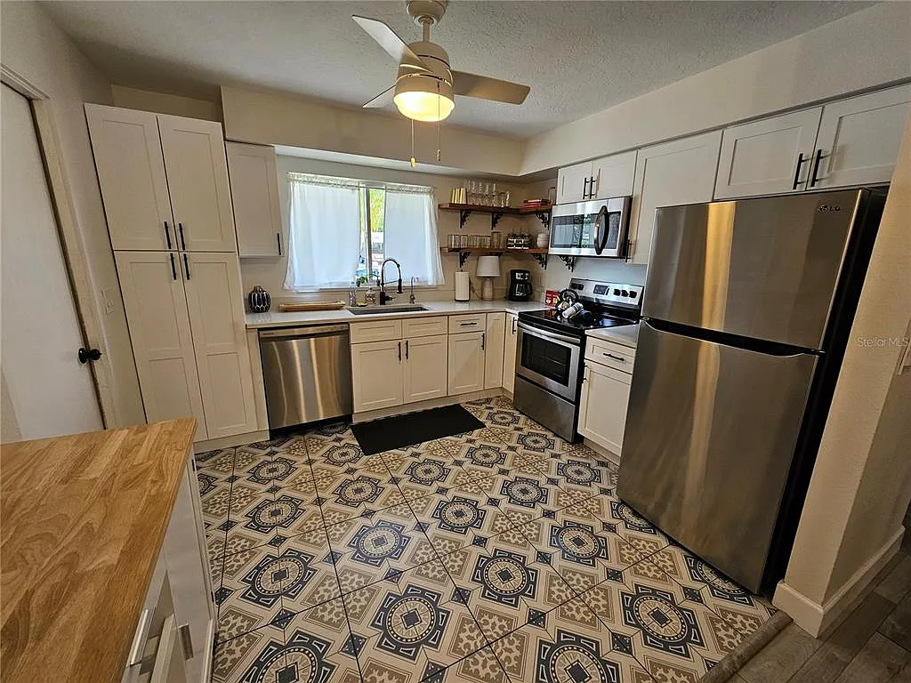 2 bed, 2.0 bath, 1585 sqft, $3,000 — Photo 2