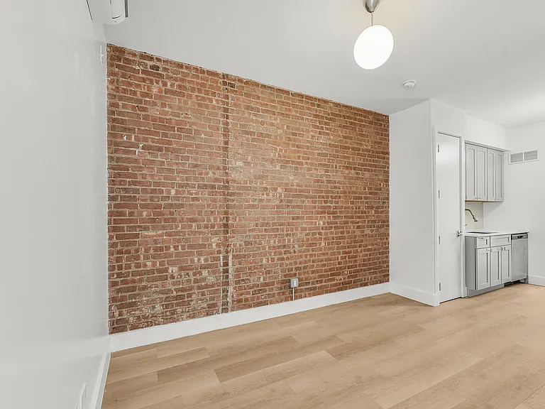 4632 Vernon Blvd #4R — Photo 5