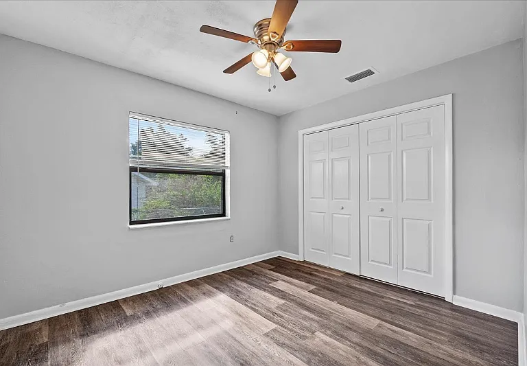 140 Poe Dr — Photo 3