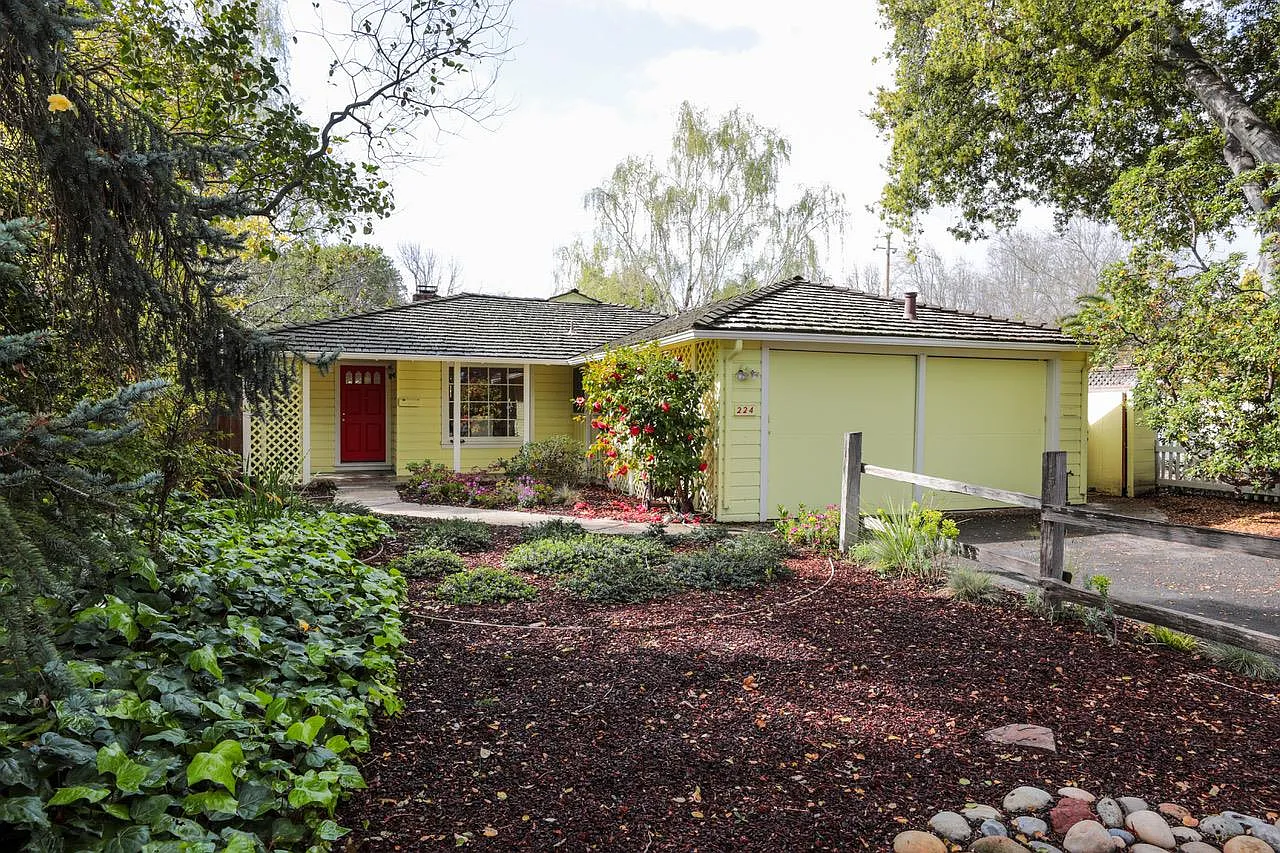 224 Hedge Rd photo 1