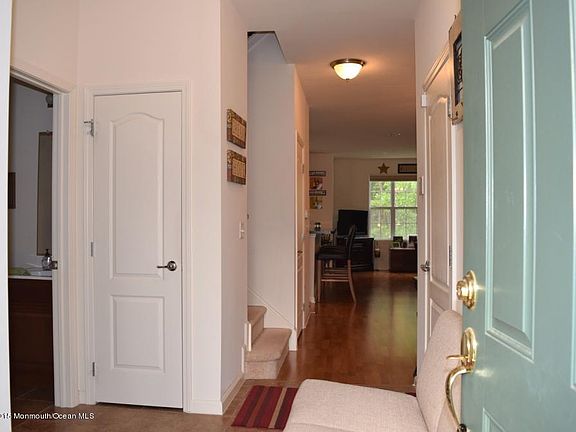 3rd image of 246 Hawthorne Ln