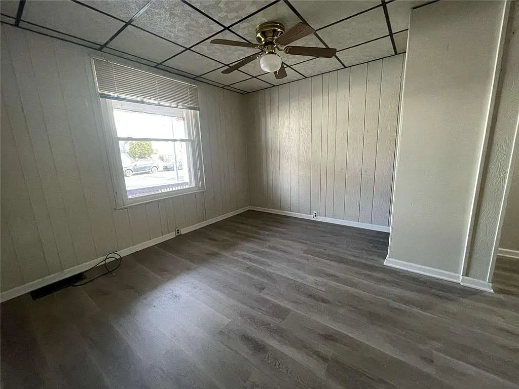 5 bed, 1.0 bath, 2300 sqft, $2,500 — Photo 2