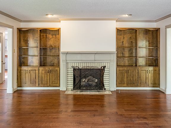 Living room w/gas fireplace