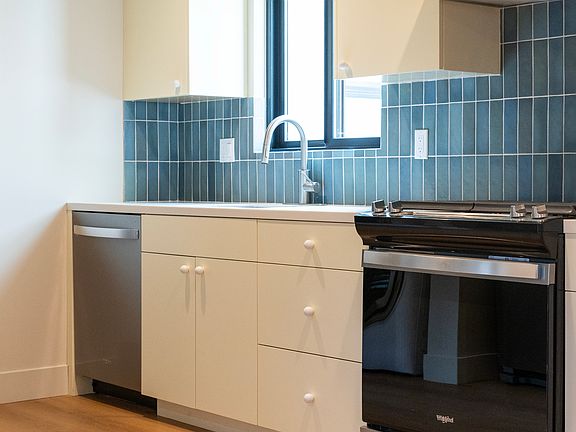 5th image of 4541 Melbourne Ave #4