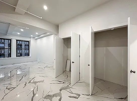 4th image of 248 W 35th St #404