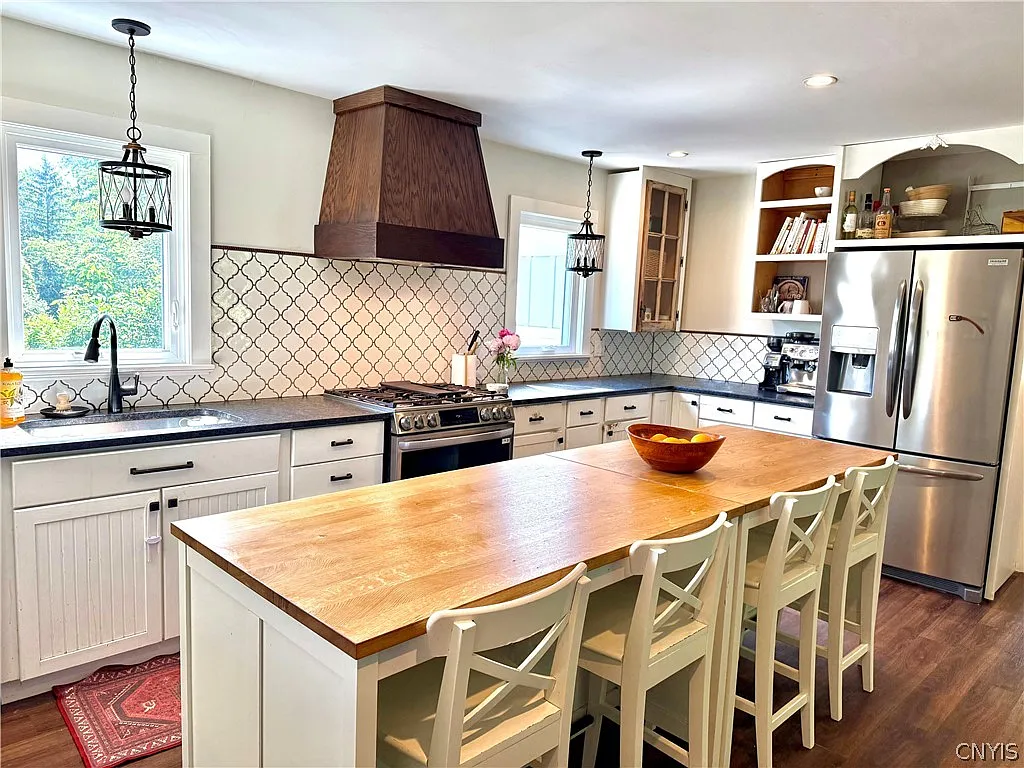 4 bed, 2.5 bath, 2942 sqft, $3,500 — Photo 2