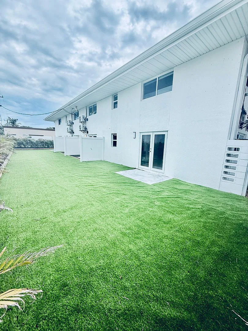 Newly Renovated 1 Bed/1 Bath/ Walk To The Beach — Photo 4