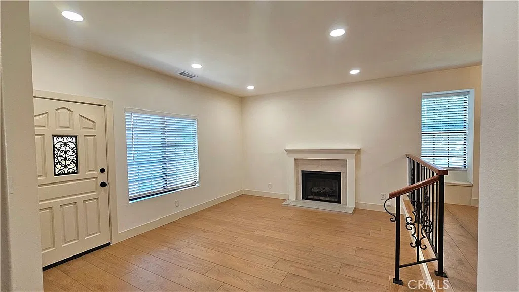 3 bed, 2.5 bath, 1500 sqft, $3,700 — Photo 3