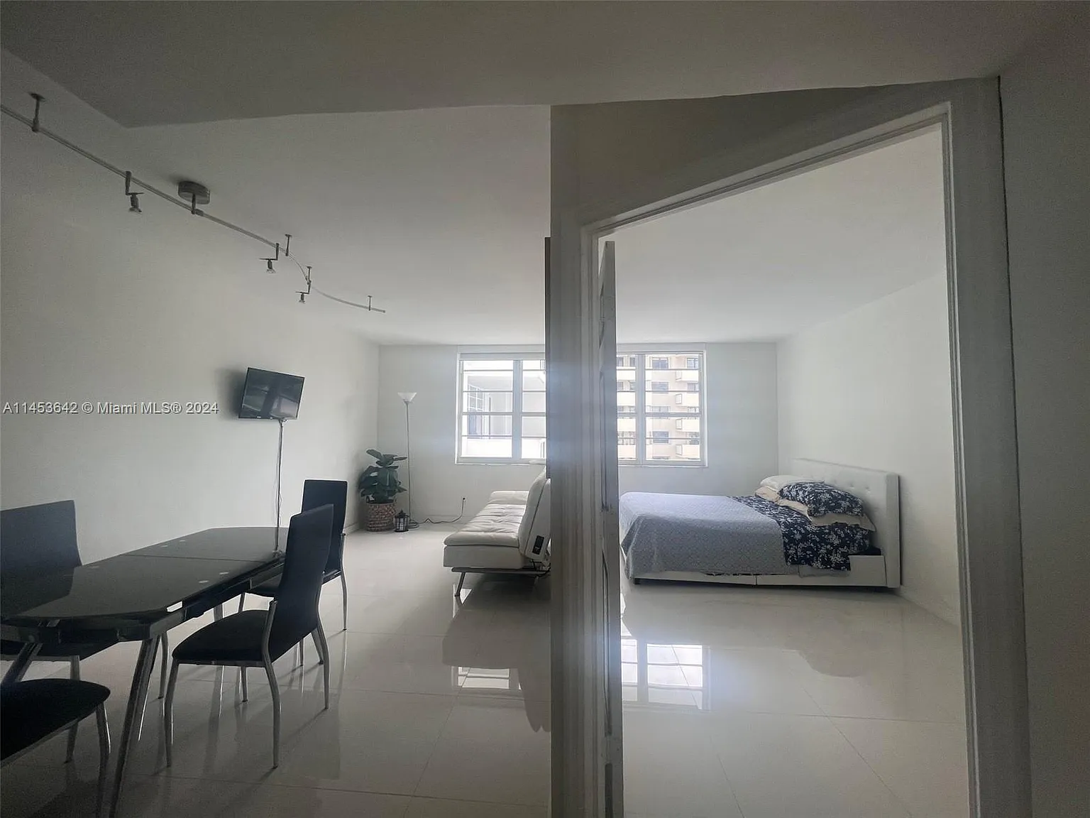 The Decoplage Condo — Photo 4