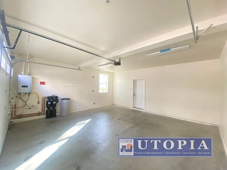 Spacious and Modern 3-bedroom, 3.5 bathroom in Seabright just minutes away from the Beach Boardwa... — Photo 20
