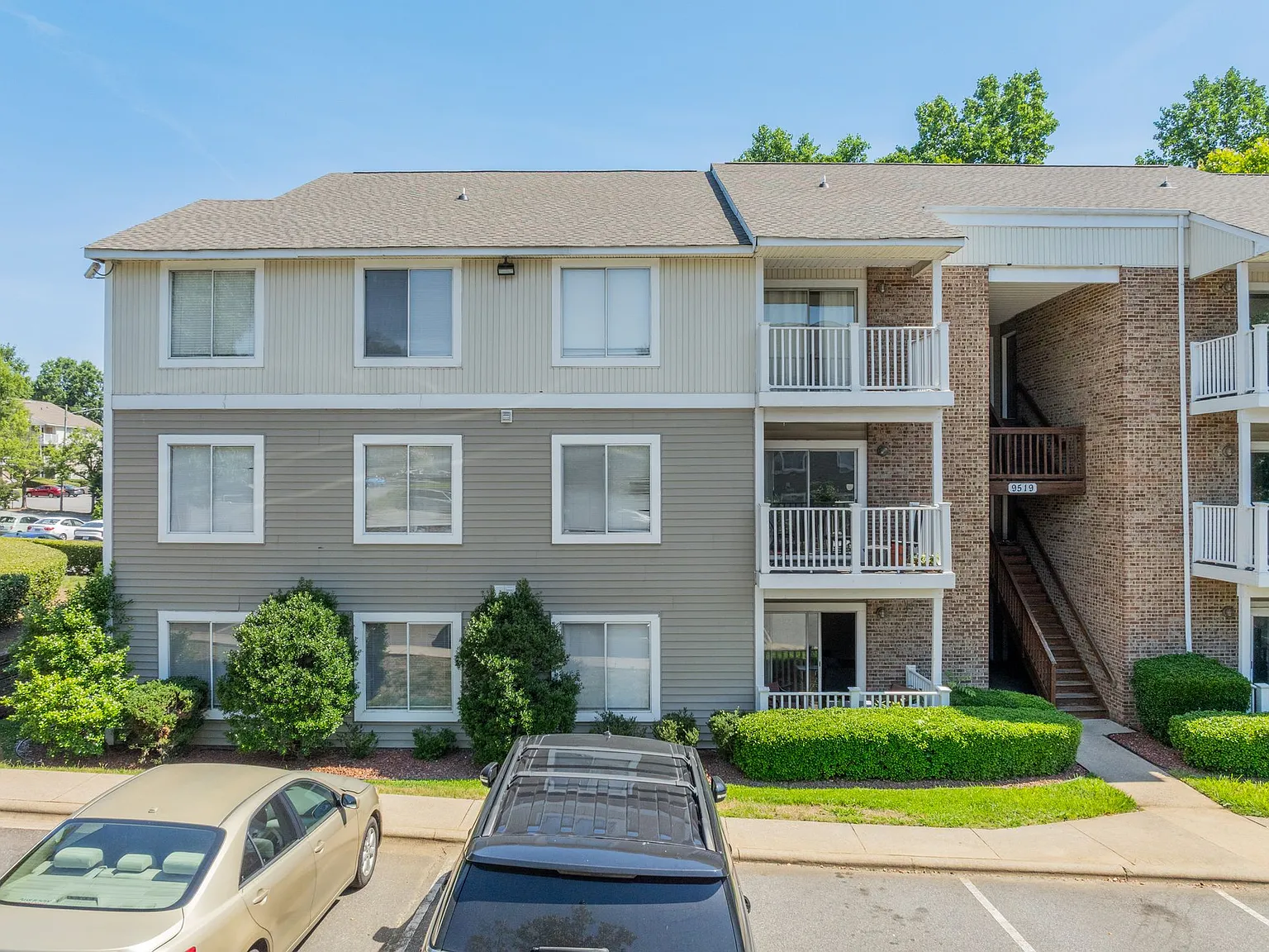 9535C University Dr. — Photo 2