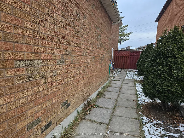 55 Tulip Dr #BASEMENT — Photo 2