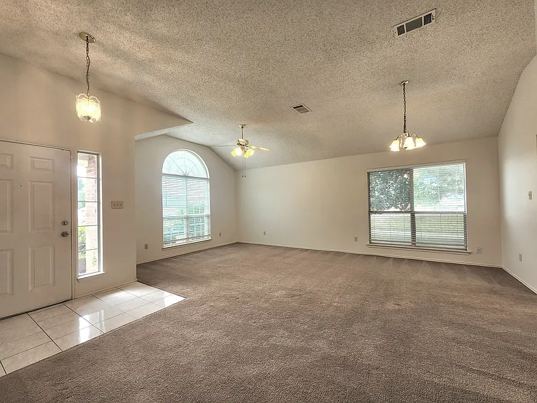 913 Wentwood Dr — Photo 4