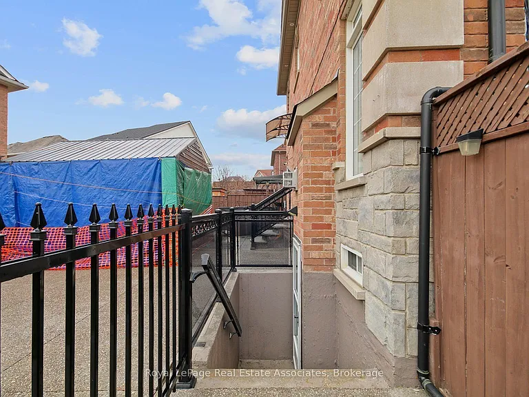 16 Sergio Marchi St #LOWER — Photo 36