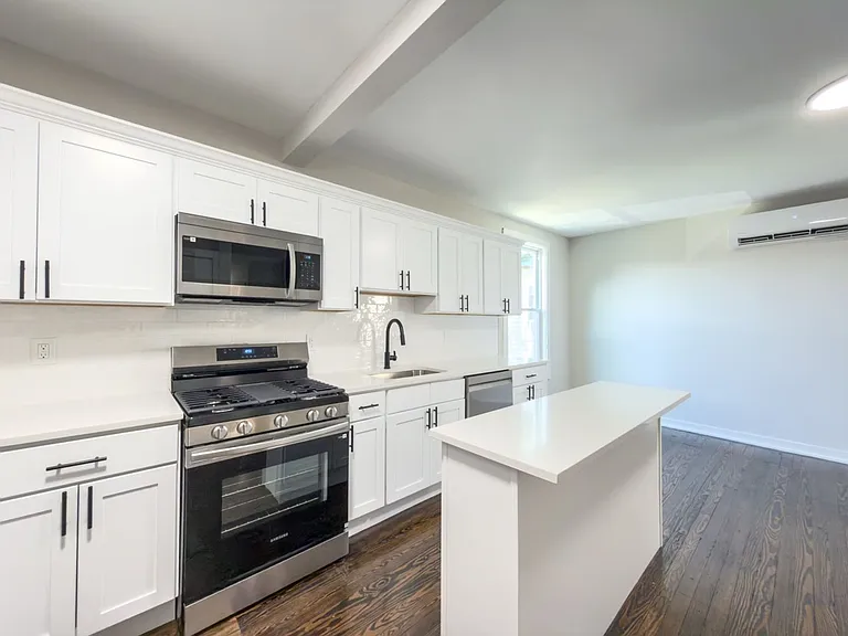 560 Howard Ave — Photo 31