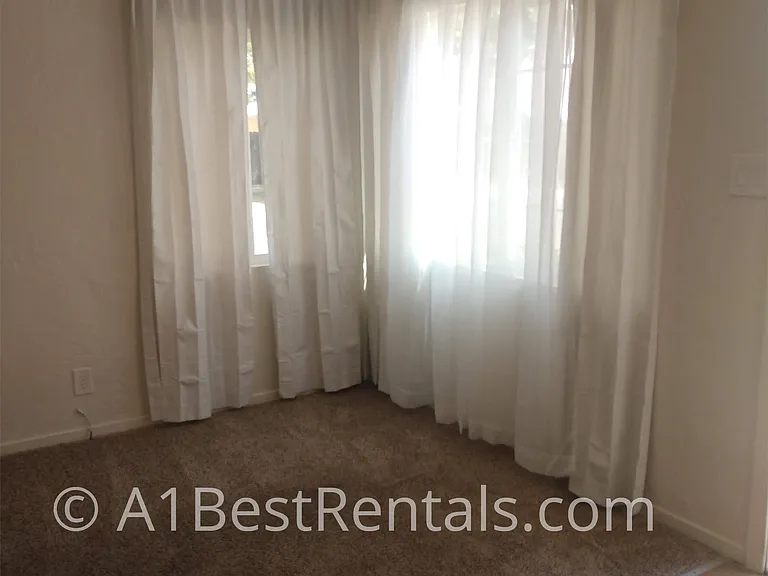 427 Corson Ave — Photo 3